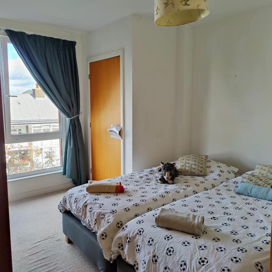 Homely Spacious 3 Bedrooms Duplex With Roof-top Next To Victoria Park & Regent's Canal In Vibrant East End Apartment *